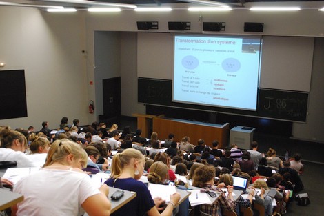 الطلبة المغاربة يتفسون الصعداء بعد إلغاء فرنسا الزيادة في مصاريف التعليم العالي على الأجانب